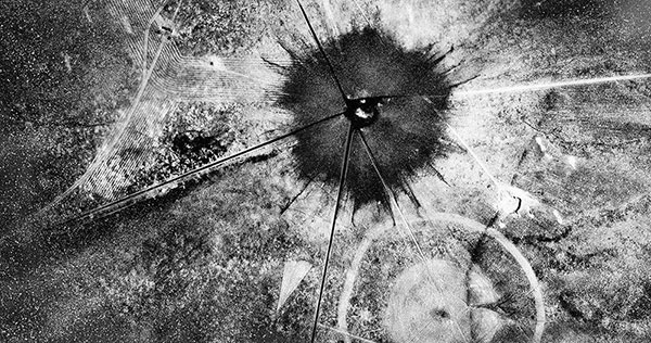 Photo du site après l'explosion de la bombe atomique Trinity en 1945 au Nouveau Mexique