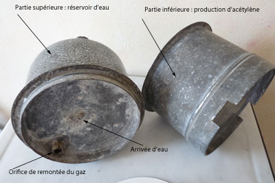 détails des deux cuves d'une lampe à acétylène
